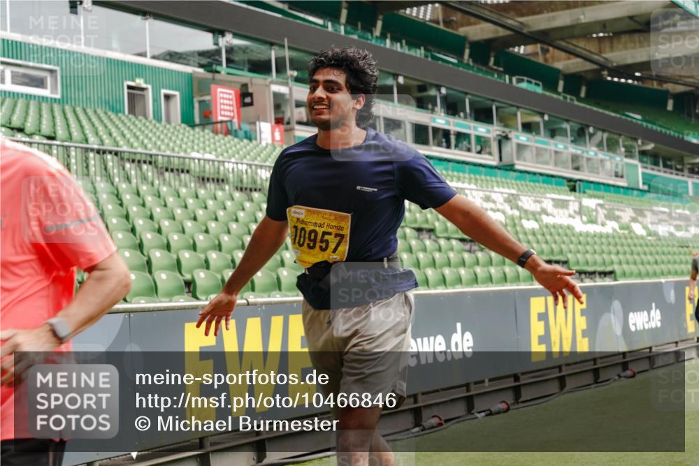 13.09.2026 - 21. swb-Marathon Bremen Michael Burmester http://msf.ph/oto/10466846 13.09.2026 10:35:45 Laufen im Stadion 10093, 10144, 10147, 10152, 10157, 10160, 10173, 10175, 10181, 10182, 10185, 10187, 10195, 10245, 10251, 10263, 10272, 10275, 10278, 10291, 10306, 10309, 10338, 10356, 10357, 10367, 10368, 10369, 10377, 10382, 10403, 10409, 10411, 10420, 10427, 10439, 10473, 10477, 10481, 10485, 10492, 10528, 10531, 10559, 10560, 10569, 10607, 10617, 10636, 10639, 10669, 10671, 10672, 10677, 10715, 10828, 10914, 10928, 11162, 11343, 11803, 11965, 10146, 10222 meine-sportfotos.de