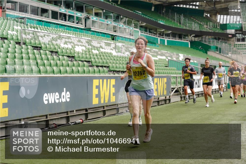 13.09.2026 - 21. swb-Marathon Bremen Michael Burmester http://msf.ph/oto/10466941 13.09.2026 10:35:47 Laufen im Stadion 10093, 10144, 10147, 10152, 10157, 10160, 10173, 10175, 10181, 10182, 10185, 10187, 10195, 10245, 10251, 10263, 10272, 10275, 10278, 10291, 10306, 10309, 10338, 10356, 10357, 10367, 10368, 10369, 10377, 10382, 10403, 10409, 10411, 10420, 10427, 10439, 10473, 10477, 10481, 10485, 10492, 10528, 10531, 10559, 10560, 10569, 10607, 10617, 10636, 10639, 10669, 10671, 10672, 10677, 10715, 10828, 10914, 10928, 11162, 11343, 11803, 11965, 10146, 10222 meine-sportfotos.de