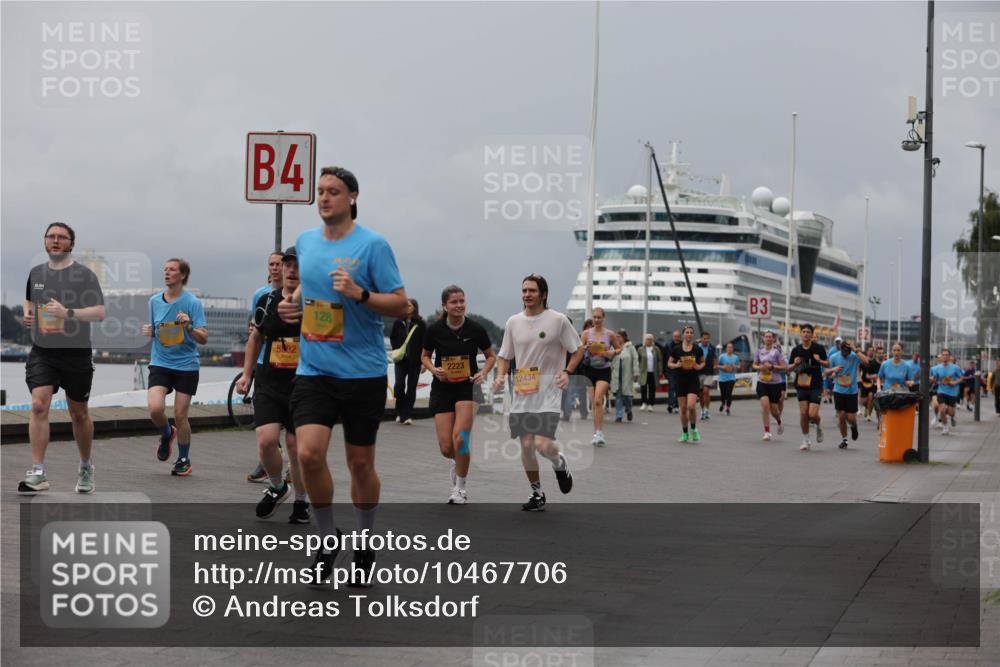 13.09.2026 - Kiel Lauf Andreas Tolksdorf http://msf.ph/oto/10467706 13.09.2026 12:08:07 Kiellinie 4, 5, 92, 128, 2223, 12434, 3 meine-sportfotos.de