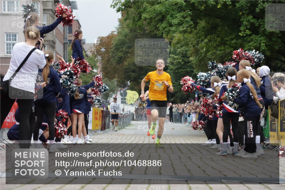 13.09.2026 - Kiel Lauf Yannick Fuchs http://msf.ph/oto/10468886 13.09.2026 10:20:58 Ziel 6049, 6584, 12149, 6584 meine-sportfotos.de