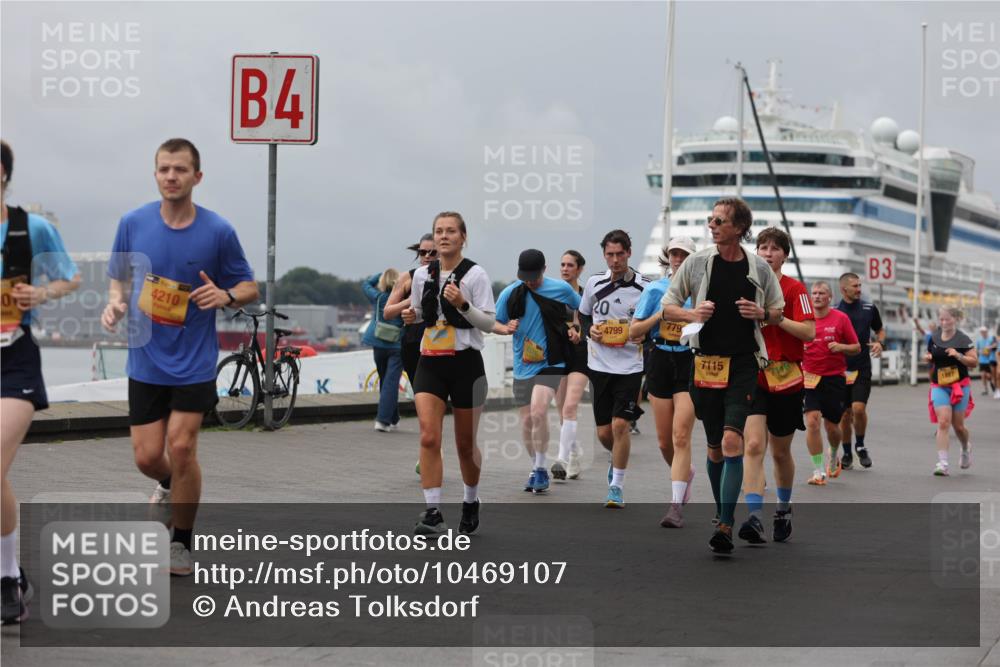 13.09.2026 - Kiel Lauf Andreas Tolksdorf http://msf.ph/oto/10469107 13.09.2026 12:09:07 Kiellinie 4210, 4, 779, 4799, 7115, 3, 1817 meine-sportfotos.de