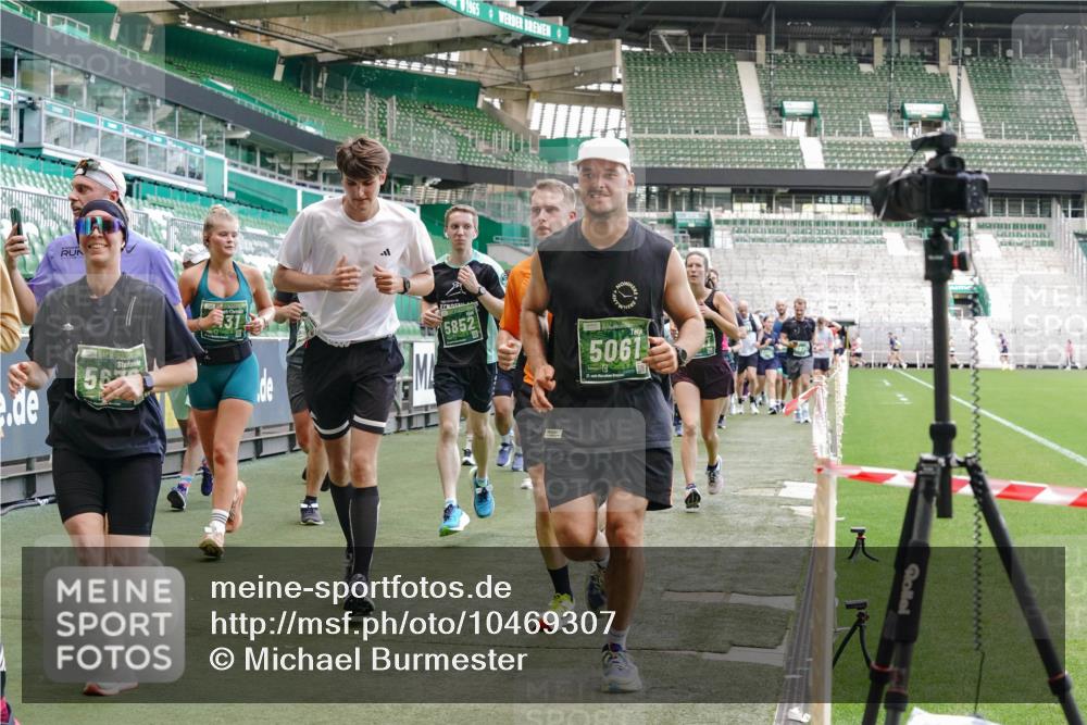 13.09.2026 - 21. swb-Marathon Bremen Michael Burmester http://msf.ph/oto/10469307 13.09.2026 13:14:01 Laufen im Stadion 183, 270, 278, 349, 460, 576, 600, 631, 695, 702, 768, 933, 950, 956, 1005, 1008, 1143, 1392, 1408, 1426, 1573, 1596, 1641, 1818, 1819, 1991, 2005, 2024, 2035, 2079, 2233, 2264, 2314, 2387, 2412, 2439, 2457, 2461, 2478, 2494, 2521, 2540, 2564, 2612, 2665, 2684, 2693, 2765, 2773, 2792, 2816, 2829, 2838, 2860, 2865, 2884, 2887, 2895, 2921, 2972, 2975, 2978, 3016, 3111, 3209, 3253, 3277, 3293, 3304, 3313, 3378, 3405, 3428, 3434, 3653, 3661, 4034, 4080 meine-sportfotos.de