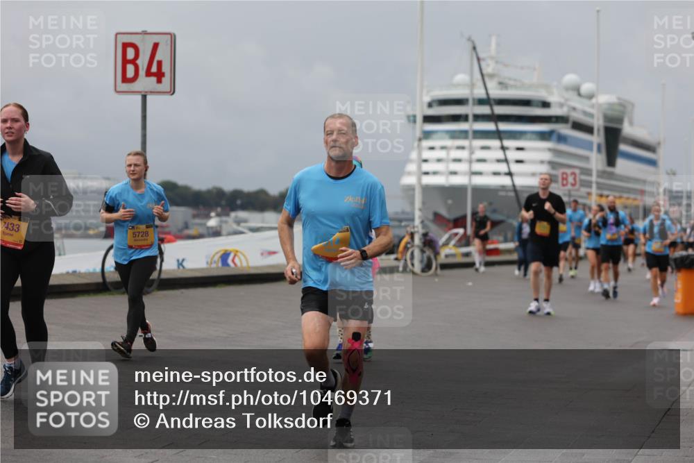 13.09.2026 - Kiel Lauf Andreas Tolksdorf http://msf.ph/oto/10469371 13.09.2026 12:09:20 Kiellinie 4, 7433, 5728, 3 meine-sportfotos.de