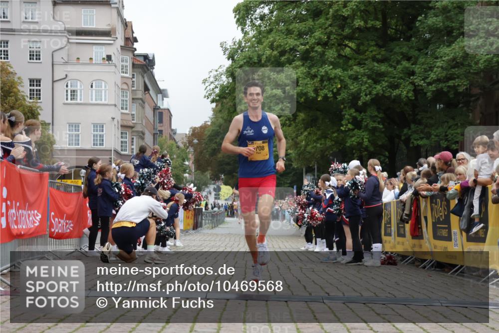 13.09.2026 - Kiel Lauf Yannick Fuchs http://msf.ph/oto/10469568 13.09.2026 10:22:47 Ziel 5326, 5603, 151, 4621, 8240, 8708, 9678, 8708 meine-sportfotos.de
