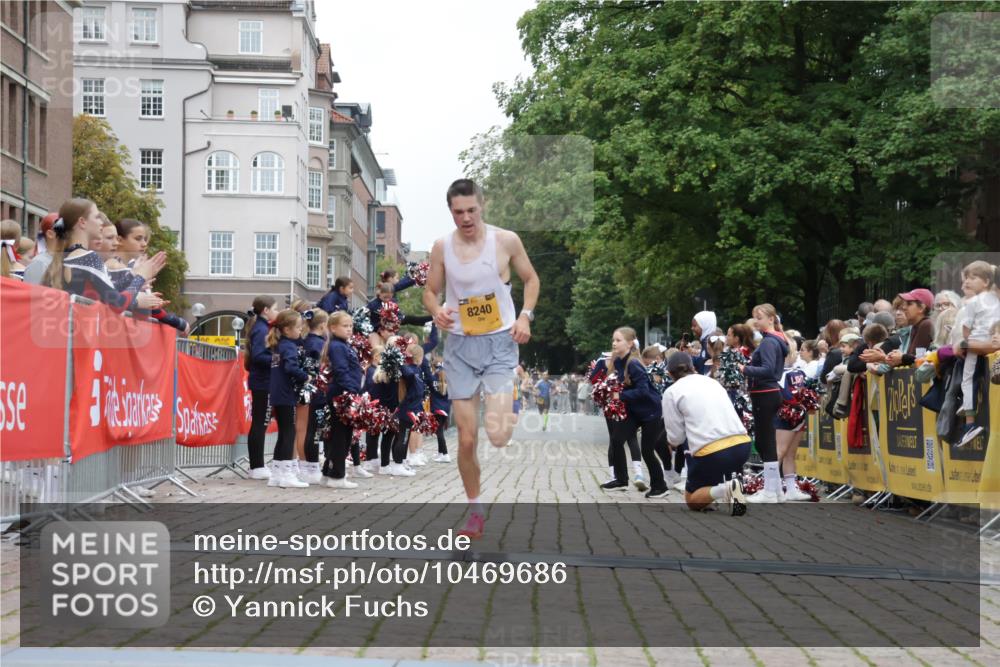 13.09.2026 - Kiel Lauf Yannick Fuchs http://msf.ph/oto/10469686 13.09.2026 10:23:01 Ziel 9678, 151, 5326, 5603, 8240, 3465, 4645, 8809, 10568, 8240 meine-sportfotos.de
