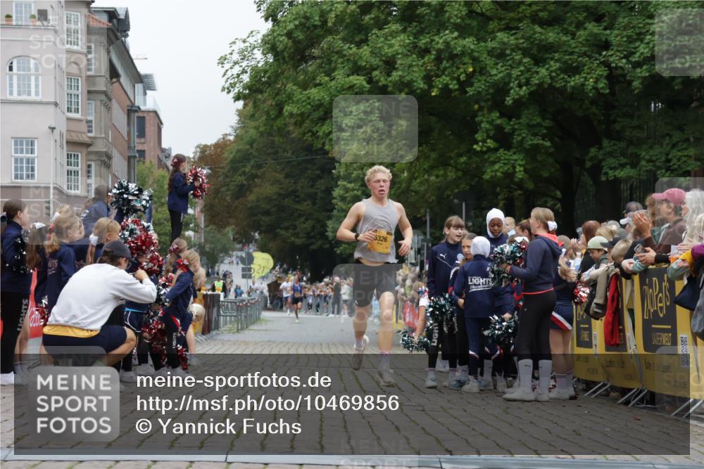 13.09.2026 - Kiel Lauf Yannick Fuchs http://msf.ph/oto/10469856 13.09.2026 10:23:22 Ziel 3465, 4645, 6302, 8809, 5326, 9678, 10568, 716, 2937, 5326 meine-sportfotos.de