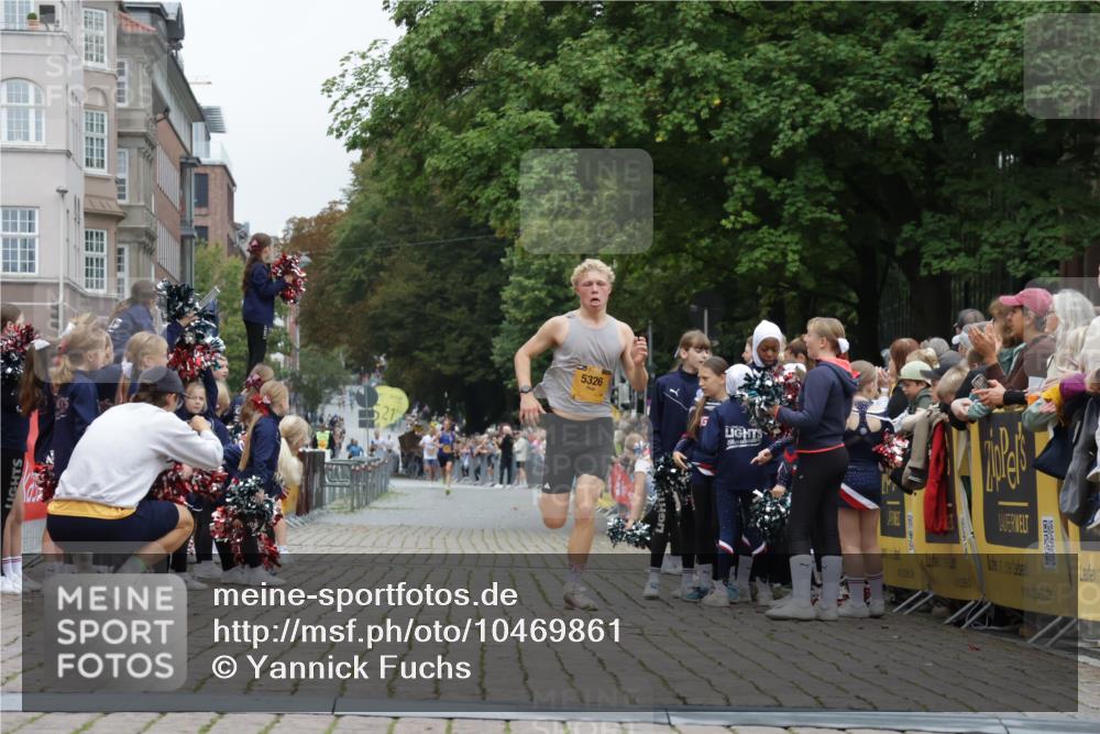13.09.2026 - Kiel Lauf Yannick Fuchs http://msf.ph/oto/10469861 13.09.2026 10:23:22 Ziel 3465, 4645, 6302, 8809, 5326, 9678, 10568, 716, 2937, 5326 meine-sportfotos.de