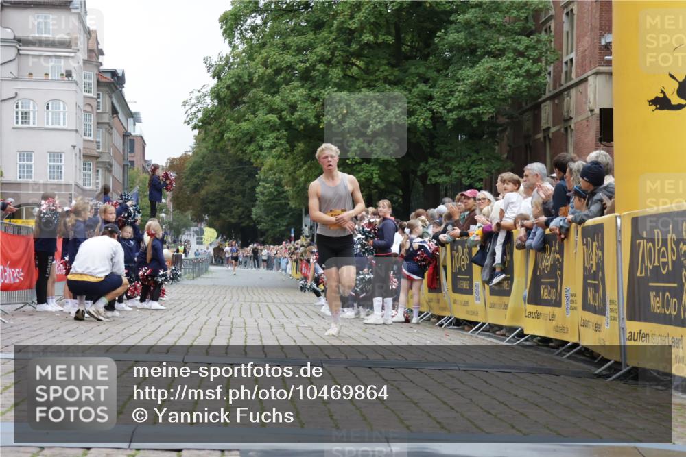 13.09.2026 - Kiel Lauf Yannick Fuchs http://msf.ph/oto/10469864 13.09.2026 10:23:23 Ziel 3465, 4645, 6302, 8809, 5326, 8809, 9678, 10568, 716, 2937, 5326 meine-sportfotos.de