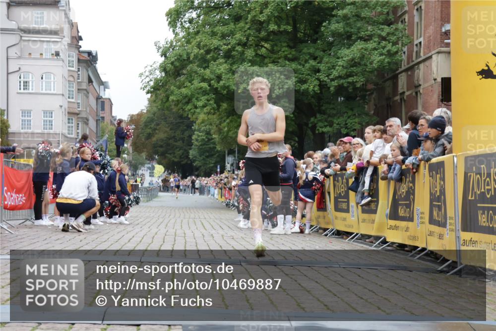 13.09.2026 - Kiel Lauf Yannick Fuchs http://msf.ph/oto/10469887 13.09.2026 10:23:24 Ziel 3465, 4645, 6302, 5326, 8809, 9678, 10568, 716, 2937, 5326 meine-sportfotos.de
