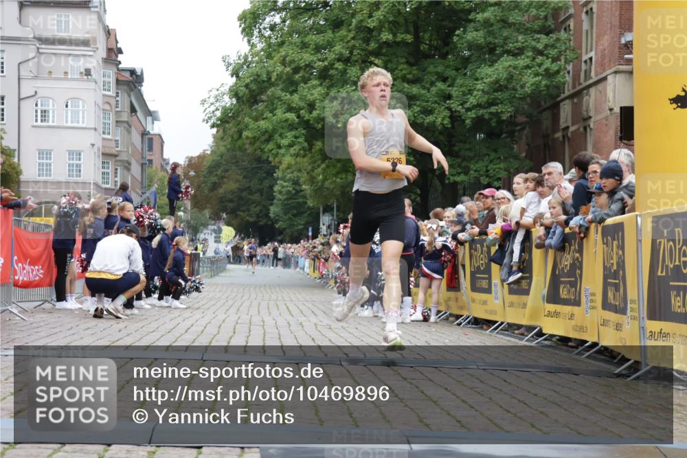 13.09.2026 - Kiel Lauf Yannick Fuchs http://msf.ph/oto/10469896 13.09.2026 10:23:24 Ziel 3465, 4645, 6302, 5326, 8809, 9678, 10568, 716, 2937, 5326 meine-sportfotos.de