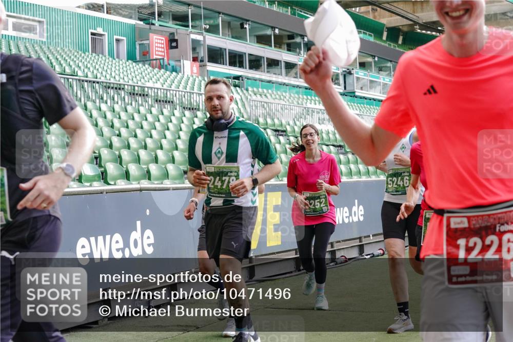 13.09.2026 - 21. swb-Marathon Bremen Michael Burmester http://msf.ph/oto/10471496 13.09.2026 13:14:44 Laufen im Stadion 263, 266, 270, 300, 414, 460, 600, 631, 768, 956, 1008, 1047, 1392, 1408, 1426, 1573, 1596, 1818, 1819, 2024, 2035, 2079, 2233, 2235, 2314, 2359, 2385, 2387, 2412, 2457, 2466, 2484, 2494, 2521, 2540, 2564, 2667, 2690, 2691, 2693, 2737, 2760, 2783, 2829, 2838, 2859, 2861, 2865, 2887, 2958, 2972, 2978, 3016, 3111, 3157, 3185, 3209, 3277, 3304, 3355, 3378, 3405, 3428, 3653, 3661, 3670, 3680, 3829, 4034, 4080, 4306, 703 meine-sportfotos.de