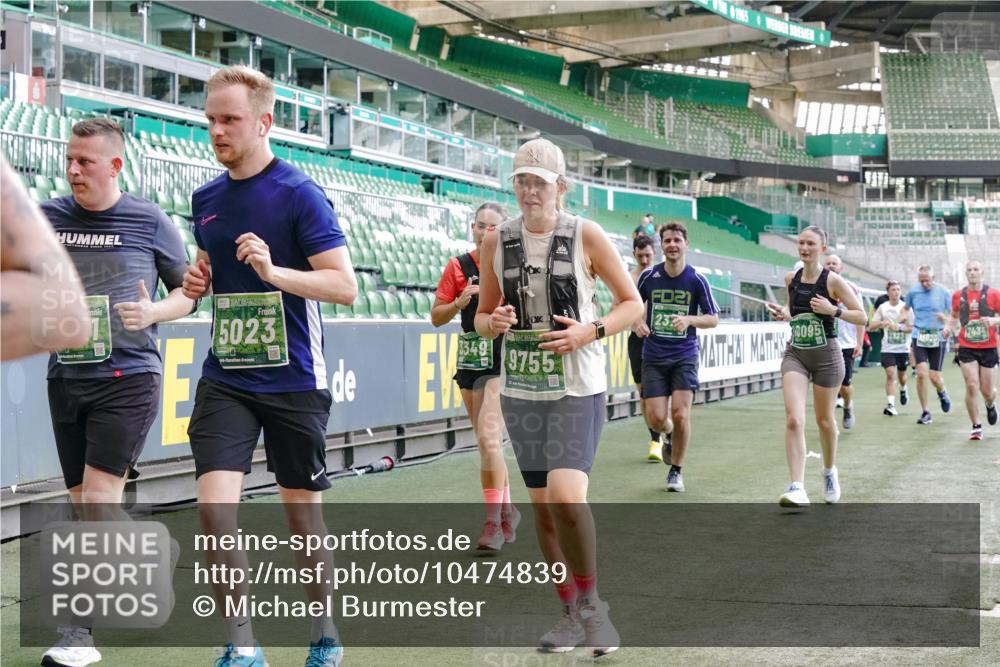 13.09.2026 - 21. swb-Marathon Bremen Michael Burmester http://msf.ph/oto/10474839 13.09.2026 13:16:11 Laufen im Stadion 134, 143, 153, 231, 263, 266, 267, 271, 300, 414, 598, 612, 653, 990, 1047, 1185, 1312, 1465, 1539, 1825, 1874, 1987, 2013, 2218, 2235, 2259, 2351, 2359, 2363, 2381, 2385, 2386, 2466, 2468, 2484, 2562, 2579, 2664, 2667, 2678, 2690, 2691, 2698, 2737, 2760, 2778, 2783, 2797, 2799, 2821, 2846, 2859, 2861, 2865, 2874, 2958, 2974, 2996, 3001, 3075, 3133, 3157, 3165, 3185, 3213, 3237, 3265, 3331, 3355, 3366, 3382, 3387, 3486, 3501, 3512, 3670, 3680, 3829, 4034, 4306, 703 meine-sportfotos.de