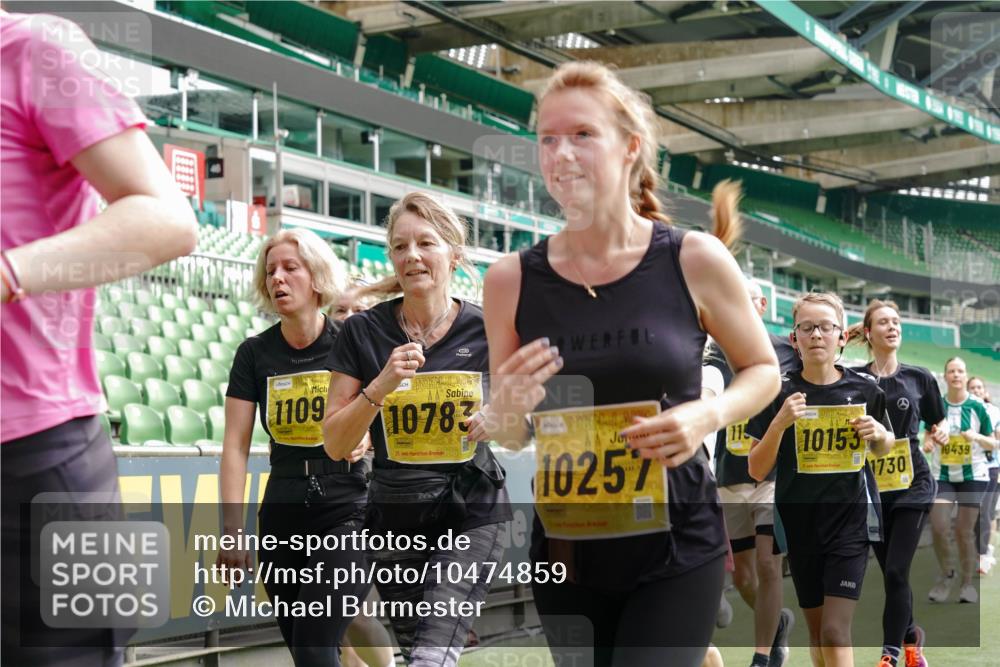 13.09.2026 - 21. swb-Marathon Bremen Michael Burmester http://msf.ph/oto/10474859 13.09.2026 10:38:30 Laufen im Stadion 10090, 10091, 10135, 10139, 10150, 10168, 10188, 10190, 10204, 10205, 10238, 10259, 10260, 10273, 10274, 10283, 10305, 10315, 10323, 10360, 10363, 10364, 10370, 10375, 10376, 10378, 10404, 10432, 10444, 10457, 10465, 10469, 10488, 10505, 10510, 10511, 10516, 10526, 10595, 10598, 10609, 10630, 10645, 10654, 10661, 10662, 10663, 10664, 10674, 10681, 10682, 10686, 10695, 10697, 10802, 10823 meine-sportfotos.de