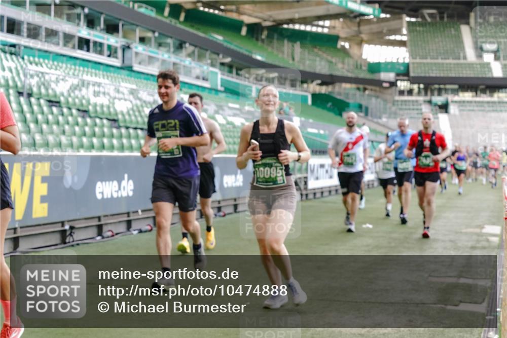 13.09.2026 - 21. swb-Marathon Bremen Michael Burmester http://msf.ph/oto/10474888 13.09.2026 13:16:13 Laufen im Stadion 134, 143, 153, 231, 263, 266, 267, 271, 300, 414, 598, 612, 653, 990, 1047, 1185, 1312, 1465, 1539, 1825, 1874, 1987, 2013, 2218, 2235, 2259, 2351, 2359, 2363, 2381, 2385, 2386, 2466, 2468, 2484, 2562, 2579, 2664, 2667, 2678, 2690, 2691, 2698, 2737, 2760, 2778, 2783, 2797, 2799, 2821, 2846, 2859, 2861, 2874, 2958, 2974, 2996, 3001, 3075, 3133, 3157, 3165, 3185, 3213, 3237, 3265, 3331, 3355, 3366, 3382, 3387, 3486, 3501, 3512, 3670, 3680, 3829, 4034, 4306, 703 meine-sportfotos.de
