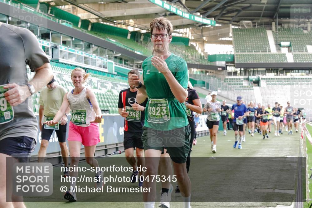 13.09.2026 - 21. swb-Marathon Bremen Michael Burmester http://msf.ph/oto/10475345 13.09.2026 13:16:29 Laufen im Stadion 134, 143, 153, 231, 263, 266, 267, 271, 449, 588, 598, 612, 653, 990, 1057, 1185, 1312, 1465, 1539, 1813, 1825, 1874, 1987, 2013, 2067, 2218, 2235, 2259, 2351, 2359, 2363, 2381, 2385, 2386, 2466, 2468, 2484, 2532, 2550, 2562, 2579, 2586, 2664, 2667, 2678, 2698, 2760, 2778, 2783, 2797, 2799, 2821, 2846, 2859, 2874, 2958, 2974, 2996, 3001, 3075, 3104, 3133, 3157, 3165, 3185, 3195, 3213, 3237, 3265, 3331, 3366, 3382, 3387, 3479, 3486, 3501, 3506, 3512, 3670, 3829 meine-sportfotos.de