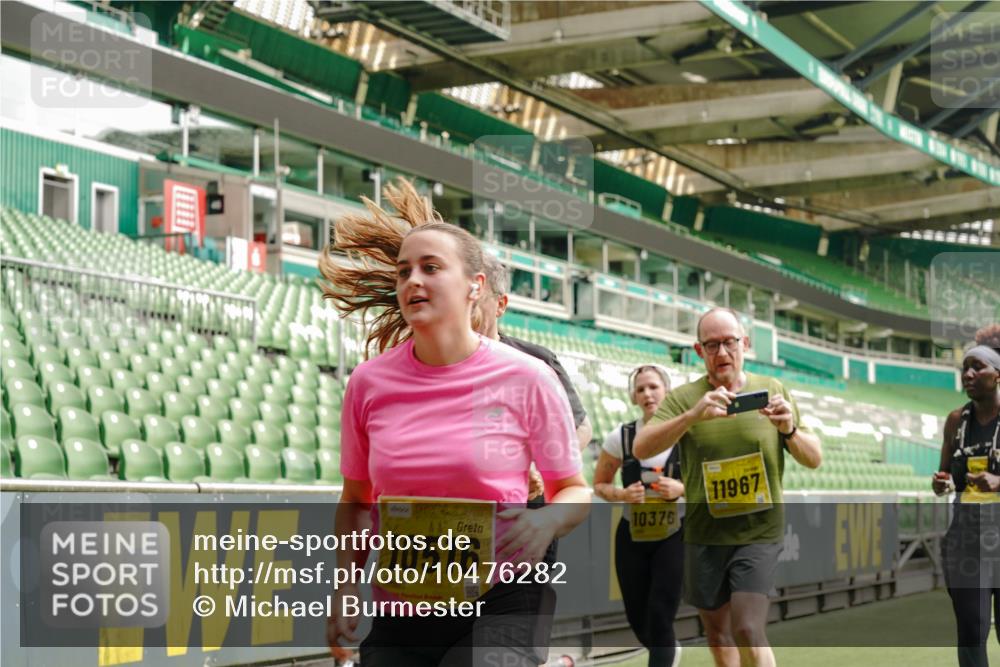 13.09.2026 - 21. swb-Marathon Bremen Michael Burmester http://msf.ph/oto/10476282 13.09.2026 10:39:15 Laufen im Stadion 10135, 10138, 10139, 10168, 10188, 10190, 10204, 10205, 10217, 10229, 10234, 10238, 10259, 10260, 10279, 10280, 10305, 10314, 10360, 10363, 10364, 10370, 10375, 10376, 10378, 10386, 10404, 10432, 10457, 10465, 10469, 10484, 10493, 10501, 10505, 10510, 10511, 10526, 10556, 10576, 10580, 10595, 10599, 10609, 10616, 10619, 10630, 10645, 10654, 10660, 10661, 10662, 10664, 10681, 10682, 10686, 10695, 10697, 10712, 10737, 10743, 10802, 10823 meine-sportfotos.de