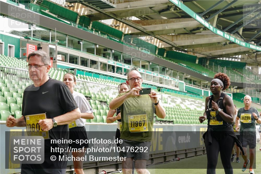 13.09.2026 - 21. swb-Marathon Bremen Michael Burmester http://msf.ph/oto/10476292 13.09.2026 10:39:15 Laufen im Stadion 10135, 10138, 10139, 10168, 10188, 10190, 10204, 10205, 10217, 10229, 10234, 10238, 10259, 10260, 10279, 10280, 10305, 10314, 10360, 10363, 10364, 10370, 10375, 10376, 10378, 10386, 10404, 10432, 10457, 10465, 10469, 10484, 10493, 10501, 10505, 10510, 10511, 10526, 10556, 10576, 10580, 10595, 10599, 10609, 10616, 10619, 10630, 10645, 10654, 10660, 10661, 10662, 10664, 10681, 10682, 10686, 10695, 10697, 10712, 10737, 10743, 10802, 10823 meine-sportfotos.de