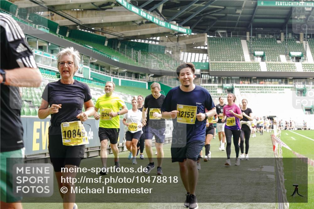 13.09.2026 - 21. swb-Marathon Bremen Michael Burmester http://msf.ph/oto/10478818 13.09.2026 10:40:41 Laufen im Stadion 10138, 10155, 10156, 10163, 10169, 10213, 10217, 10229, 10234, 10247, 10279, 10280, 10299, 10313, 10314, 10321, 10354, 10386, 10399, 10406, 10414, 10417, 10419, 10424, 10435, 10455, 10483, 10484, 10493, 10501, 10527, 10545, 10556, 10570, 10576, 10580, 10582, 10586, 10599, 10611, 10616, 10619, 10644, 10653, 10660, 10694, 10696, 10705, 10706, 10712, 10719, 10737, 10743, 10751, 10766, 10768, 10804, 10859, 11043, 11048 meine-sportfotos.de