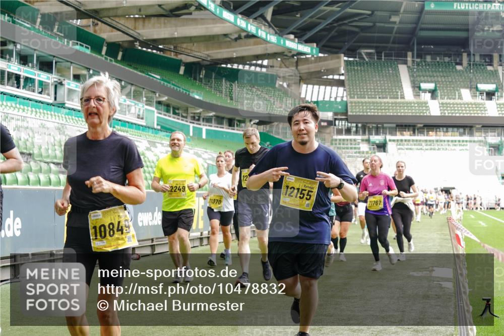 13.09.2026 - 21. swb-Marathon Bremen Michael Burmester http://msf.ph/oto/10478832 13.09.2026 10:40:41 Laufen im Stadion 10138, 10155, 10156, 10163, 10169, 10213, 10217, 10229, 10234, 10247, 10279, 10280, 10299, 10313, 10314, 10321, 10354, 10386, 10399, 10406, 10414, 10417, 10419, 10424, 10435, 10455, 10483, 10484, 10493, 10501, 10527, 10545, 10556, 10570, 10576, 10580, 10582, 10586, 10599, 10611, 10616, 10619, 10644, 10653, 10660, 10694, 10696, 10705, 10706, 10712, 10719, 10737, 10743, 10751, 10766, 10768, 10804, 10859, 11043, 11048 meine-sportfotos.de
