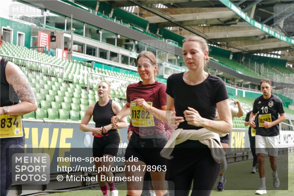 13.09.2026 - 21. swb-Marathon Bremen Michael Burmester http://msf.ph/oto/10478963 13.09.2026 10:40:47 Laufen im Stadion 10138, 10155, 10156, 10163, 10169, 10213, 10217, 10234, 10247, 10279, 10280, 10299, 10313, 10314, 10321, 10354, 10386, 10399, 10406, 10414, 10417, 10419, 10424, 10435, 10455, 10483, 10484, 10493, 10501, 10527, 10545, 10556, 10570, 10576, 10580, 10582, 10586, 10599, 10611, 10616, 10644, 10653, 10660, 10694, 10696, 10705, 10706, 10712, 10719, 10722, 10737, 10743, 10751, 10766, 10768, 10804, 10859, 11043, 11048 meine-sportfotos.de