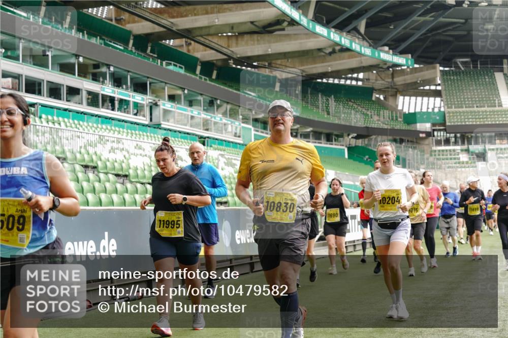 13.09.2026 - 21. swb-Marathon Bremen Michael Burmester http://msf.ph/oto/10479582 13.09.2026 10:41:10 Laufen im Stadion 10155, 10156, 10163, 10169, 10213, 10234, 10247, 10299, 10313, 10321, 10354, 10386, 10399, 10406, 10414, 10417, 10419, 10422, 10424, 10435, 10455, 10461, 10462, 10483, 10484, 10527, 10545, 10546, 10547, 10570, 10580, 10582, 10586, 10599, 10611, 10644, 10653, 10694, 10696, 10705, 10706, 10719, 10722, 10737, 10751, 10766, 10768, 10776, 10804, 10859, 10889, 10977, 11043, 11048 meine-sportfotos.de