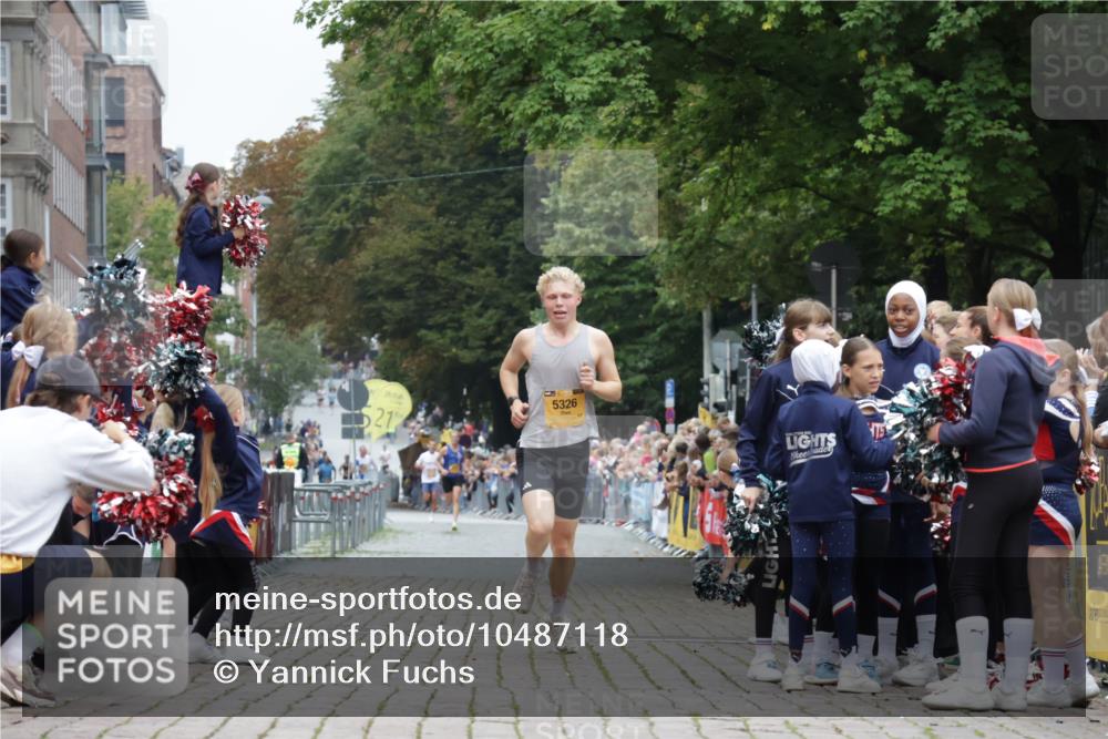 13.09.2026 - Kiel Lauf Yannick Fuchs http://msf.ph/oto/10487118 13.09.2026 10:23:21 Ziel 3465, 4645, 6302, 8809, 5326, 9678, 10568, 716, 2937, 5603 meine-sportfotos.de
