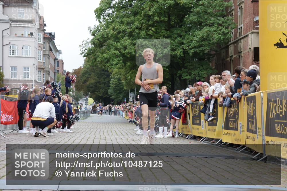 13.09.2026 - Kiel Lauf Yannick Fuchs http://msf.ph/oto/10487125 13.09.2026 10:23:24 Ziel 3465, 4645, 6302, 5326, 8809, 9678, 10568, 716, 2937, 5326 meine-sportfotos.de