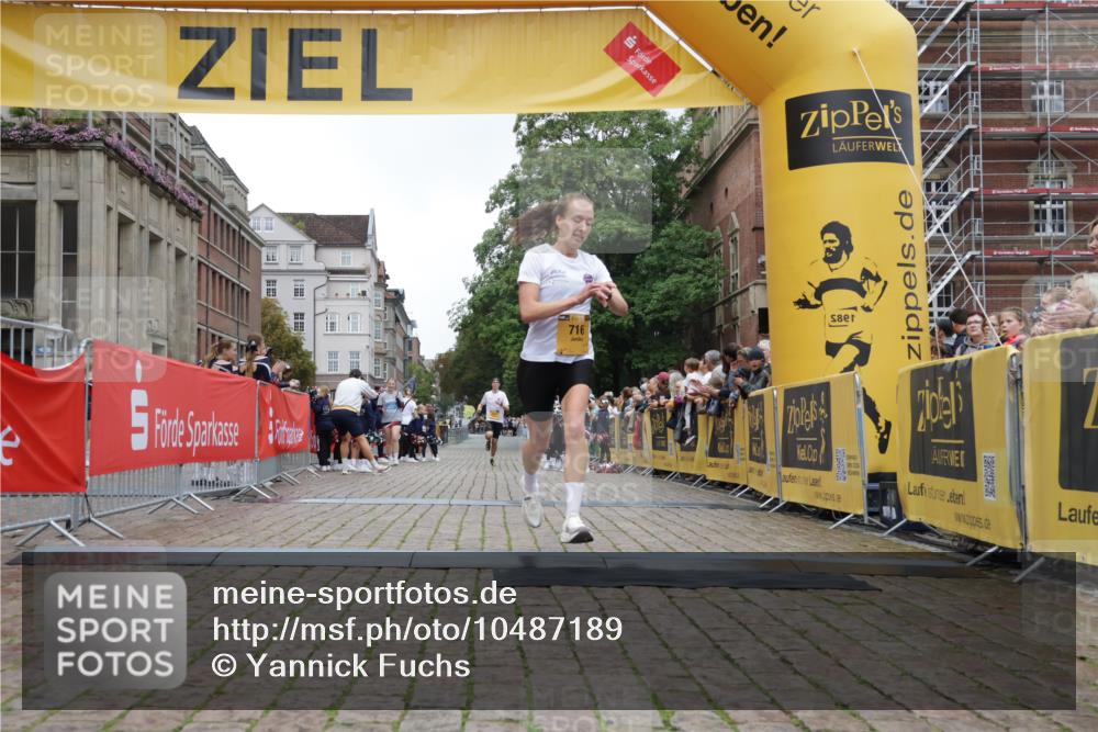 13.09.2026 - Kiel Lauf Yannick Fuchs http://msf.ph/oto/10487189 13.09.2026 10:24:09 Ziel 6018, 6433, 7195, 716, 2937, 2664, 7457, 9298, 11647, 716 meine-sportfotos.de