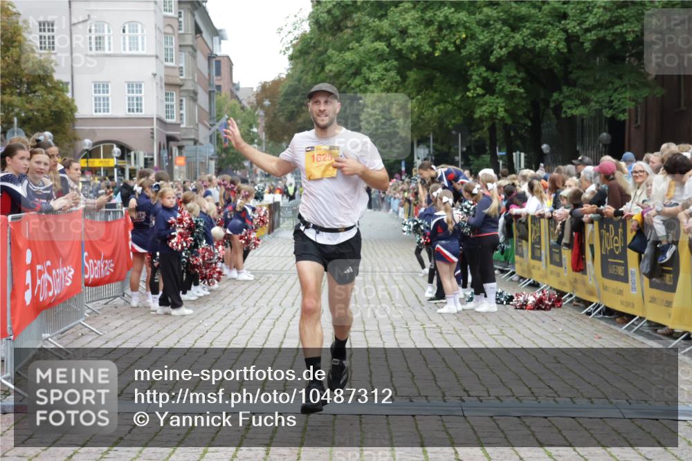 13.09.2026 - Kiel Lauf Yannick Fuchs http://msf.ph/oto/10487312 13.09.2026 10:26:21 Ziel 7294, 10034, 10964, 11348, 1625, 4167, 4463, 5001, 7595, 9077, 10850, 11169, 11348, 1102, 2244, 4278, 1625, 2084, 2107, 6585, 8643 meine-sportfotos.de