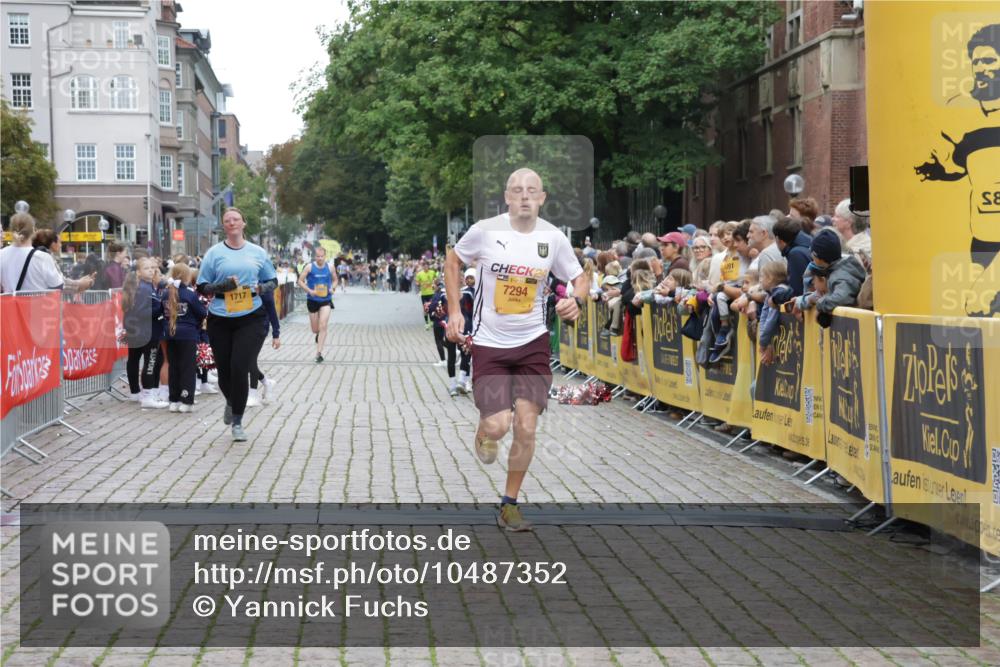 13.09.2026 - Kiel Lauf Yannick Fuchs http://msf.ph/oto/10487352 13.09.2026 10:26:49 Ziel 1102, 1717, 3945, 12421, 2244, 4278, 7294, 10034, 10964, 601, 1800, 5484, 6509, 9105, 12699, 12738, 5001, 7294, 11169, 11348 meine-sportfotos.de