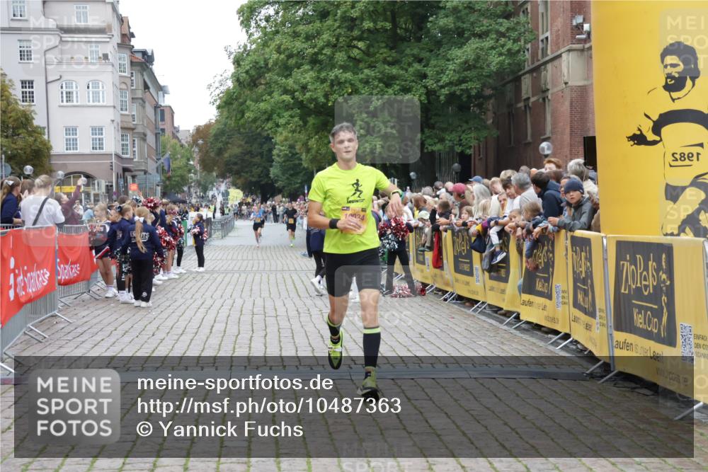 13.09.2026 - Kiel Lauf Yannick Fuchs http://msf.ph/oto/10487363 13.09.2026 10:27:00 Ziel 601, 3945, 5484, 6509, 9105, 12421, 12699, 12738, 1102, 1717, 2244, 4278, 10034, 12421, 1773, 1800, 8846, 9089, 10435, 10034, 10964 meine-sportfotos.de