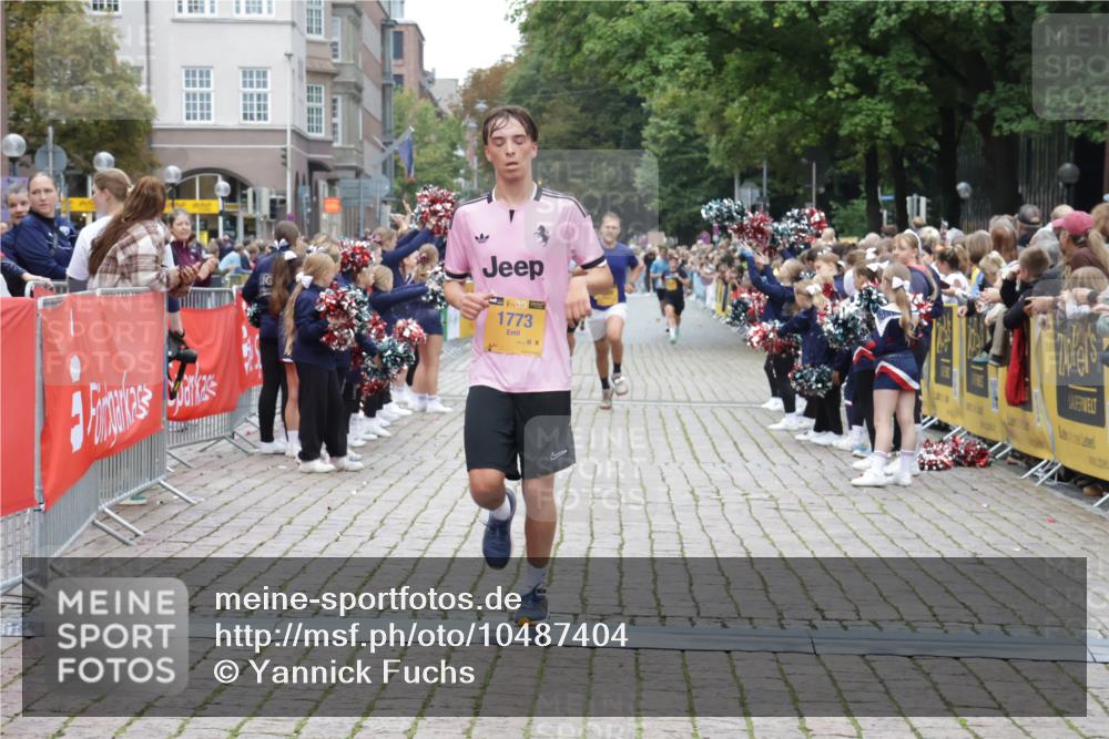 13.09.2026 - Kiel Lauf Yannick Fuchs http://msf.ph/oto/10487404 13.09.2026 10:27:44 Ziel 531, 5080, 5513, 8276, 1189, 1498, 1773, 4564, 6156, 8846, 9089, 9835, 10435, 10784, 2226, 2303, 3199, 5124, 6621, 8919, 10520, 11062, 601, 1773, 1800, 12699, 12738 meine-sportfotos.de
