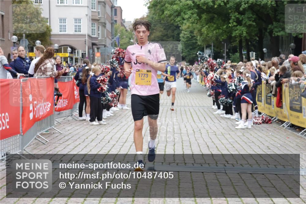 13.09.2026 - Kiel Lauf Yannick Fuchs http://msf.ph/oto/10487405 13.09.2026 10:27:44 Ziel 531, 5080, 5513, 8276, 1189, 1498, 1773, 4564, 6156, 8846, 9089, 9835, 10435, 10784, 2226, 2303, 3199, 5124, 6621, 8919, 10520, 11062, 601, 1773, 1800, 12699, 12738 meine-sportfotos.de