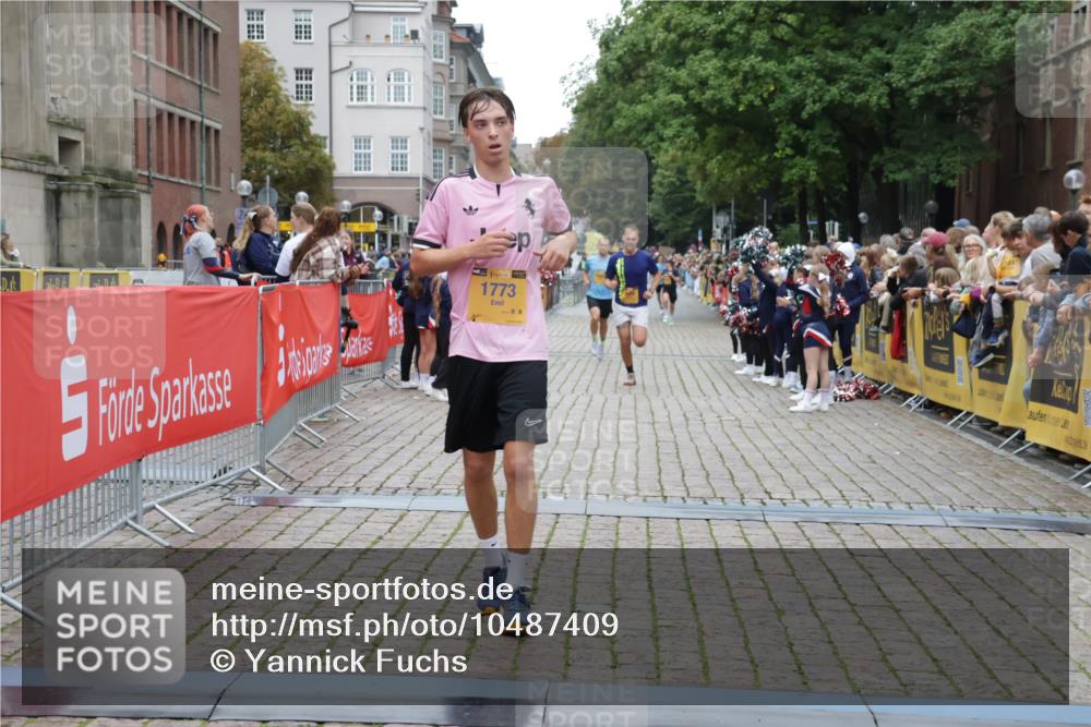 13.09.2026 - Kiel Lauf Yannick Fuchs http://msf.ph/oto/10487409 13.09.2026 10:27:45 Ziel 531, 5080, 5513, 8276, 8919, 1189, 1498, 1773, 4564, 6156, 8846, 9089, 9835, 10435, 10784, 2226, 2303, 3199, 5124, 6621, 10520, 11062, 11744, 1773, 1800, 12699 meine-sportfotos.de