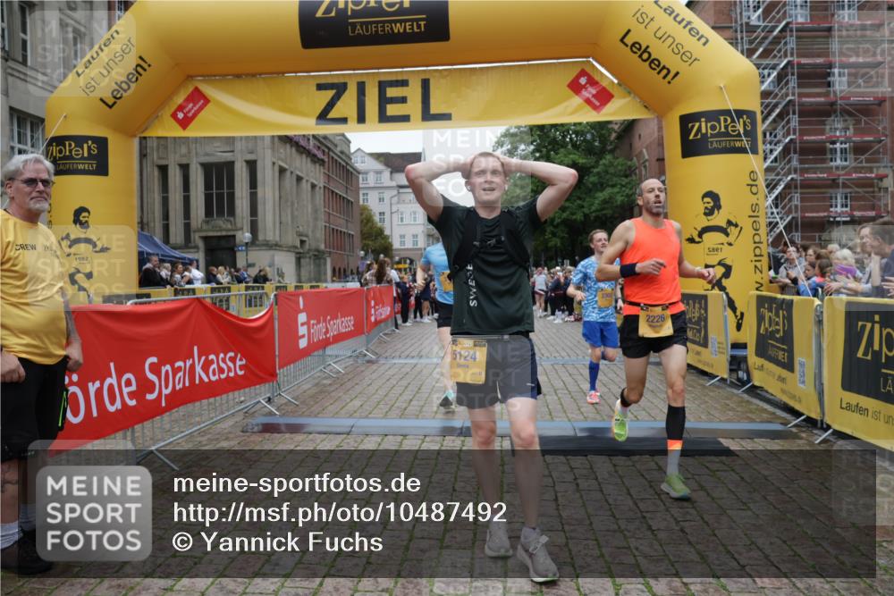 13.09.2026 - Kiel Lauf Yannick Fuchs http://msf.ph/oto/10487492 13.09.2026 10:28:38 Ziel 571, 760, 1558, 2072, 2606, 3825, 4356, 6421, 6673, 8426, 11701, 11789, 754, 2181, 2303, 2814, 3199, 3518, 4814, 7484, 10260, 10468, 10906, 11744, 12745, 369, 2673, 3756, 4054, 5213, 7096, 7361, 8581, 9704, 11278, 11786, 12308, 2226, 2303, 3199, 5124, 10906, 11744 meine-sportfotos.de