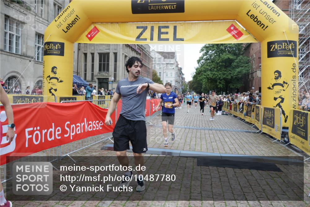 13.09.2026 - Kiel Lauf Yannick Fuchs http://msf.ph/oto/10487780 13.09.2026 10:30:46 Ziel 457, 1726, 5268, 5592, 5745, 6291, 8862, 9866, 9868, 10368, 11237, 12566, 314, 457, 556, 629, 1203, 1454, 1734, 2149, 2379, 2441, 2756, 2762, 4287, 4438, 4471, 4477, 4837, 5384, 5592, 5967, 7691, 7703, 7818, 7844, 8122, 9060, 9644, 9669, 10019, 10129, 11781, 12491, 419, 967, 1187, 1574, 3298, 4933, 6450, 9919, 10543, 11040, 11669, 563, 4837, 5082, 5575, 7152, 7691, 7818, 8582, 9644 meine-sportfotos.de