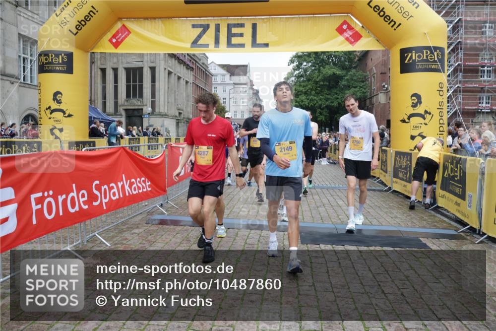 13.09.2026 - Kiel Lauf Yannick Fuchs http://msf.ph/oto/10487860 13.09.2026 10:31:12 Ziel 227, 967, 1834, 2256, 4771, 5035, 5251, 5612, 7024, 7330, 10780, 419, 967, 1187, 1574, 1726, 3298, 4933, 5268, 5745, 6291, 6450, 8862, 9866, 9868, 9919, 10368, 10543, 11040, 11237, 11669, 12566, 866, 1196, 3231, 3727, 4446, 5813, 7335, 7402, 7834, 7863, 8496, 8645, 8761, 10489, 11329, 314, 457, 2149, 2379, 2441, 2756, 4287, 5592, 5745, 7703, 9060, 10368, 11237 meine-sportfotos.de