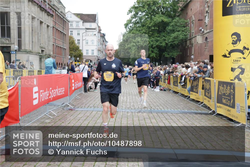 13.09.2026 - Kiel Lauf Yannick Fuchs http://msf.ph/oto/10487898 13.09.2026 10:31:26 Ziel 227, 1196, 3231, 3727, 4446, 5813, 7335, 7402, 7834, 7863, 8496, 10489, 11329, 227, 419, 967, 1187, 1574, 1834, 2256, 3298, 4771, 4933, 5035, 5251, 5612, 6450, 7024, 7330, 9919, 10543, 10780, 11040, 11669, 866, 900, 1076, 1300, 1626, 1981, 4234, 4616, 5071, 5868, 5870, 5991, 6045, 6220, 6985, 7375, 7476, 7749, 8531, 8645, 8761, 9225, 12361, 1574, 1726, 5268, 9866, 9868, 10543, 12566 meine-sportfotos.de