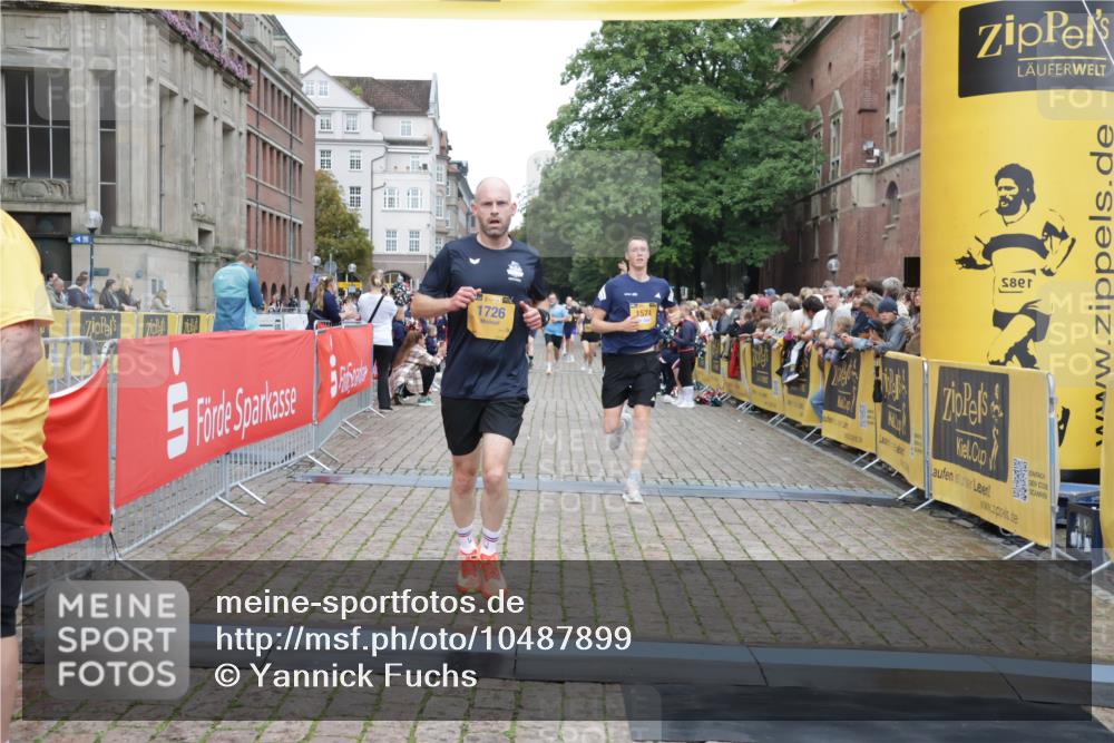 13.09.2026 - Kiel Lauf Yannick Fuchs http://msf.ph/oto/10487899 13.09.2026 10:31:26 Ziel 227, 1196, 3231, 3727, 4446, 5813, 7335, 7402, 7834, 7863, 8496, 10489, 11329, 227, 419, 967, 1187, 1574, 1834, 2256, 3298, 4771, 4933, 5035, 5251, 5612, 6450, 7024, 7330, 9919, 10543, 10780, 11040, 11669, 866, 900, 1076, 1300, 1626, 1981, 4234, 4616, 5071, 5868, 5870, 5991, 6045, 6220, 6985, 7375, 7476, 7749, 8531, 8645, 8761, 9225, 12361, 1574, 1726, 5268, 9866, 9868, 10543, 12566 meine-sportfotos.de