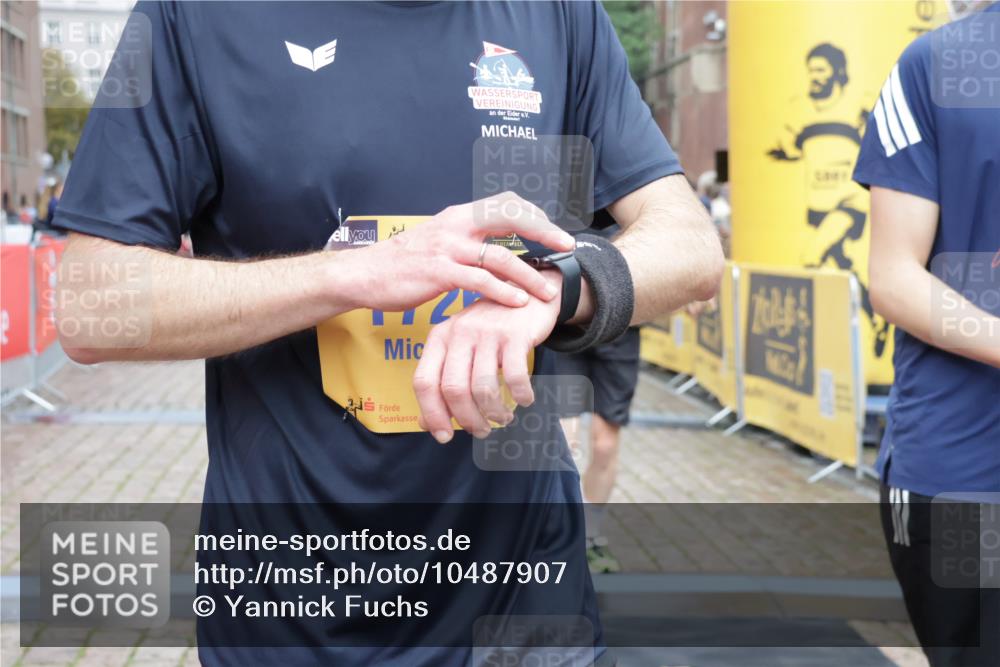 13.09.2026 - Kiel Lauf Yannick Fuchs http://msf.ph/oto/10487907 13.09.2026 10:31:29 Ziel 866, 1196, 1300, 3231, 3727, 4446, 5813, 5991, 7335, 7402, 7834, 7863, 8496, 8645, 8761, 10489, 11329, 227, 419, 967, 1187, 1834, 2256, 3298, 4771, 4933, 5035, 5251, 5612, 6450, 7024, 7330, 7402, 7863, 9919, 10780, 11040, 11669, 900, 1076, 1626, 1981, 4234, 4616, 5071, 5134, 5868, 5870, 6045, 6220, 6985, 7375, 7476, 7749, 8531, 9225, 10768, 12028, 12361, 1574, 1726, 3298, 4933, 6450, 9866, 9868, 10543, 12566 meine-sportfotos.de