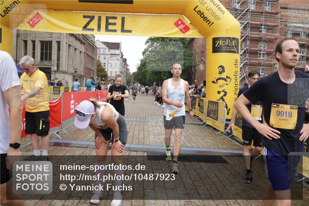 13.09.2026 - Kiel Lauf Yannick Fuchs http://msf.ph/oto/10487923 13.09.2026 10:31:38 Ziel 866, 900, 1076, 1196, 1300, 1626, 4234, 4616, 5071, 5868, 5870, 5991, 6045, 6220, 7476, 7749, 8531, 8645, 8761, 9225, 10489, 12361, 227, 1834, 2256, 3231, 3727, 4446, 4771, 5035, 5251, 5612, 5813, 7024, 7330, 7335, 7402, 7834, 7863, 8496, 10780, 11329, 577, 1403, 1406, 1981, 2389, 4900, 5134, 6985, 7375, 8837, 8958, 9438, 10768, 11193, 12024, 12028, 12058, 419, 967, 1187, 3298, 4933, 6450, 9919, 11040, 11669 meine-sportfotos.de