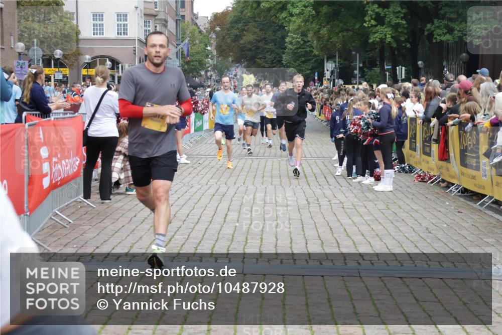 13.09.2026 - Kiel Lauf Yannick Fuchs http://msf.ph/oto/10487928 13.09.2026 10:31:42 Ziel 866, 900, 1076, 1300, 1626, 1981, 4234, 4616, 5071, 5134, 5868, 5870, 5991, 6045, 6220, 6985, 7375, 7476, 7749, 8531, 8645, 8761, 9225, 12028, 12361, 227, 866, 1196, 1834, 2256, 3231, 3727, 4446, 4771, 5035, 5251, 5612, 5813, 7024, 7330, 7335, 7402, 7834, 7863, 8496, 8645, 8761, 10489, 10780, 11329, 577, 1403, 1406, 2389, 2990, 4816, 4900, 8837, 8958, 9438, 10768, 11193, 12024, 12058, 12127, 419, 967, 1187, 5612, 11040, 11669 meine-sportfotos.de