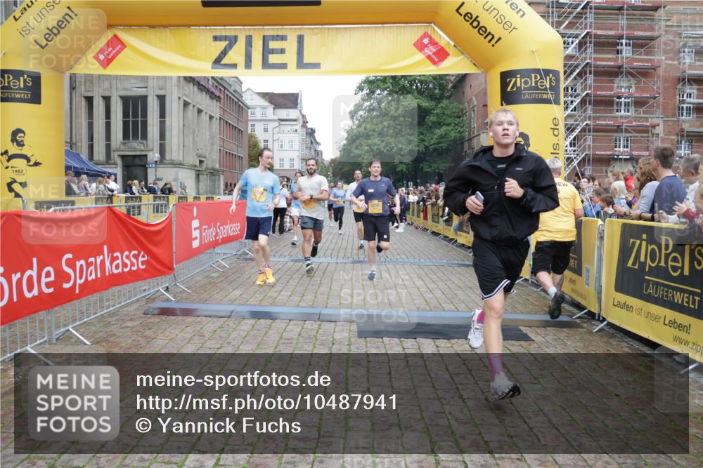 13.09.2026 - Kiel Lauf Yannick Fuchs http://msf.ph/oto/10487941 13.09.2026 10:31:47 Ziel 900, 1076, 1626, 1981, 4616, 5071, 5134, 5868, 5870, 6045, 6220, 6985, 7375, 7476, 7749, 8531, 8837, 9438, 10768, 11193, 12028, 227, 866, 1196, 1300, 1834, 2256, 3231, 3727, 4234, 4446, 4771, 5035, 5251, 5813, 5991, 7024, 7335, 7402, 7749, 7834, 7863, 8496, 8645, 8761, 9225, 10489, 10780, 11329, 12361, 153, 520, 577, 1239, 1403, 1406, 2389, 2990, 4816, 4900, 4903, 5965, 8958, 11722, 11927, 11975, 12024, 12058, 12127, 1834, 2256, 4771, 5035, 5251, 5612, 7024, 7330 meine-sportfotos.de