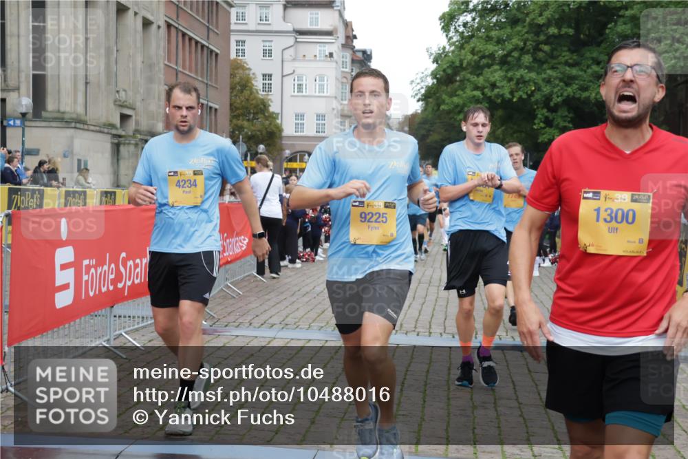 13.09.2026 - Kiel Lauf Yannick Fuchs http://msf.ph/oto/10488016 13.09.2026 10:32:11 Ziel 153, 520, 1239, 2716, 2990, 3353, 3570, 4903, 5965, 8376, 8465, 8489, 10087, 10981, 11416, 11722, 11927, 11975, 12127, 577, 900, 1076, 1403, 1406, 1626, 1981, 2389, 4616, 4816, 4900, 5071, 5134, 5868, 5870, 6045, 6220, 6985, 7375, 7476, 7749, 8531, 8837, 8958, 9438, 10768, 11193, 12024, 12028, 12058, 12361, 524, 3170, 3923, 4079, 4349, 4512, 6435, 7790, 8878, 11319, 11451, 11612, 12071, 12367, 12761, 866, 1076, 1196, 1300, 4234, 5071 meine-sportfotos.de