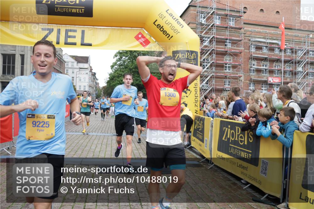13.09.2026 - Kiel Lauf Yannick Fuchs http://msf.ph/oto/10488019 13.09.2026 10:32:12 Ziel 153, 520, 1239, 2716, 2990, 3353, 3570, 4079, 4903, 5965, 8376, 8465, 8489, 10087, 10981, 11416, 11722, 11927, 11975, 12127, 577, 900, 1076, 1403, 1406, 1626, 1981, 2389, 2990, 4616, 4816, 4900, 5071, 5134, 5868, 5870, 6045, 6220, 6985, 7375, 7476, 7749, 8531, 8837, 8958, 9438, 10768, 11193, 12024, 12028, 12058, 12127, 524, 3170, 3923, 4236, 4349, 4512, 6435, 7790, 8878, 11299, 11319, 11451, 11612, 12071, 12367, 12761, 866, 1076, 1196, 1300, 4234, 5071 meine-sportfotos.de