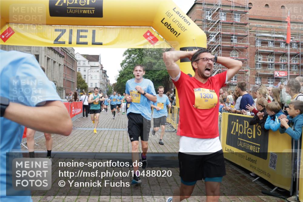 13.09.2026 - Kiel Lauf Yannick Fuchs http://msf.ph/oto/10488020 13.09.2026 10:32:12 Ziel 153, 520, 1239, 2716, 2990, 3353, 3570, 4079, 4903, 5965, 8376, 8465, 8489, 10087, 10981, 11416, 11722, 11927, 11975, 12127, 577, 900, 1076, 1403, 1406, 1626, 1981, 2389, 2990, 4616, 4816, 4900, 5071, 5134, 5868, 5870, 6045, 6220, 6985, 7375, 7476, 7749, 8531, 8837, 8958, 9438, 10768, 11193, 12024, 12028, 12058, 12127, 524, 3170, 3923, 4236, 4349, 4512, 6435, 7790, 8878, 11299, 11319, 11451, 11612, 12071, 12367, 12761, 866, 1076, 1196, 1300, 4234, 5071 meine-sportfotos.de