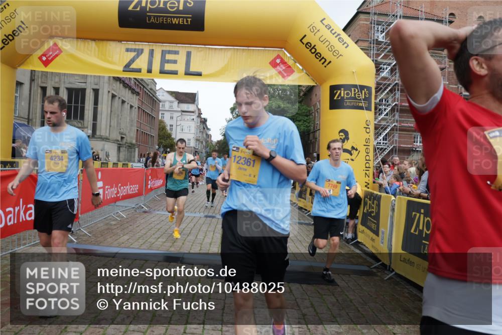13.09.2026 - Kiel Lauf Yannick Fuchs http://msf.ph/oto/10488025 13.09.2026 10:32:13 Ziel 153, 520, 1239, 2716, 3353, 3570, 4079, 4903, 5965, 8376, 8465, 8489, 10087, 10981, 11416, 11722, 11927, 11975, 12761, 520, 577, 900, 1076, 1403, 1406, 1626, 1981, 2389, 2990, 4616, 4816, 4900, 5071, 5134, 5868, 5870, 6045, 6220, 6985, 7375, 7476, 8531, 8837, 8958, 9438, 10768, 11193, 12024, 12028, 12058, 12127, 524, 3170, 3923, 4236, 4349, 4512, 6435, 7790, 8878, 11299, 11319, 11451, 11612, 12071, 12367, 866, 1076, 1300, 1626, 4234, 4616, 5071, 5868 meine-sportfotos.de