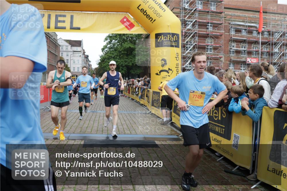 13.09.2026 - Kiel Lauf Yannick Fuchs http://msf.ph/oto/10488029 13.09.2026 10:32:14 Ziel 153, 1239, 2716, 3353, 3570, 4079, 4903, 5965, 7790, 8376, 8465, 8489, 10087, 10981, 11416, 11722, 11927, 11975, 12761, 520, 577, 900, 1403, 1406, 1626, 1981, 2389, 2990, 4616, 4816, 4900, 5071, 5134, 5868, 5870, 6045, 6220, 6985, 7375, 8531, 8837, 8958, 9438, 10768, 11193, 11722, 11927, 12024, 12028, 12058, 12127, 524, 3170, 3923, 4236, 4349, 4512, 6435, 8033, 8878, 9123, 11299, 11319, 11451, 11612, 12071, 12367, 866, 900, 1076, 1300, 1626, 4234, 4616, 5071, 5868, 5870 meine-sportfotos.de