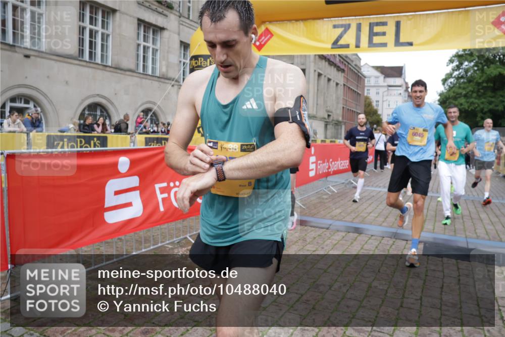 13.09.2026 - Kiel Lauf Yannick Fuchs http://msf.ph/oto/10488040 13.09.2026 10:32:17 Ziel 524, 2716, 3353, 3570, 4079, 4903, 5965, 7790, 8376, 8465, 8489, 10087, 10981, 11416, 11451, 11975, 12761, 153, 520, 577, 900, 1239, 1403, 1406, 1981, 2389, 2990, 4816, 4900, 4903, 5134, 5870, 5965, 6220, 6985, 7375, 8531, 8837, 8958, 9438, 10768, 11193, 11722, 11927, 11975, 12024, 12028, 12058, 12127, 1393, 3170, 3923, 4236, 4349, 4512, 6435, 8033, 8683, 8878, 9123, 11299, 11319, 11612, 12071, 12367, 900, 1076, 1626, 1981, 4234, 4616, 5071, 5868, 5870 meine-sportfotos.de