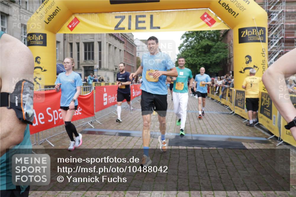 13.09.2026 - Kiel Lauf Yannick Fuchs http://msf.ph/oto/10488042 13.09.2026 10:32:17 Ziel 524, 2716, 3353, 3570, 4079, 4903, 5965, 7790, 8376, 8465, 8489, 10087, 10981, 11416, 11451, 11975, 12761, 153, 520, 577, 900, 1239, 1403, 1406, 1981, 2389, 2990, 4816, 4900, 4903, 5134, 5870, 5965, 6220, 6985, 7375, 8531, 8837, 8958, 9438, 10768, 11193, 11722, 11927, 11975, 12024, 12028, 12058, 12127, 1393, 3170, 3923, 4236, 4349, 4512, 6435, 8033, 8683, 8878, 9123, 11299, 11319, 11612, 12071, 12367, 900, 1076, 1626, 1981, 4234, 4616, 5071, 5868, 5870 meine-sportfotos.de